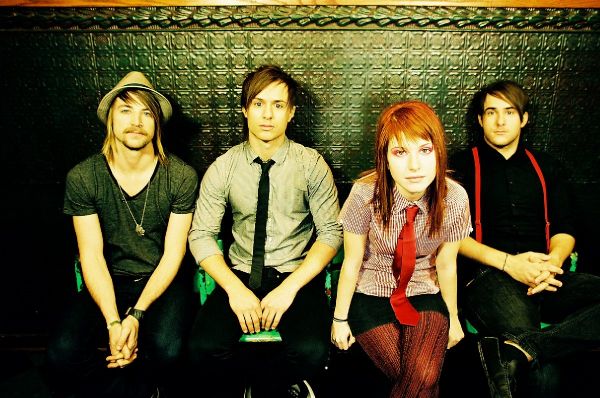 http://www.media.wmg-is.com/media/portal/media/cms/images/200711/paramore-chicago-promo-large_1196286060930.jpg