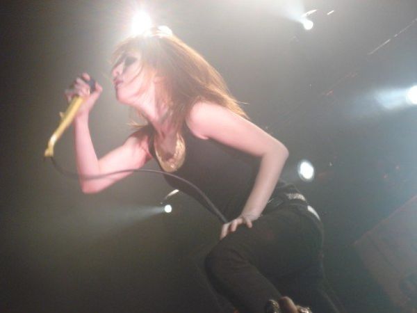 hayley-halfway-into-the-crowd-at-roseland-large_1217367283693.jpg
